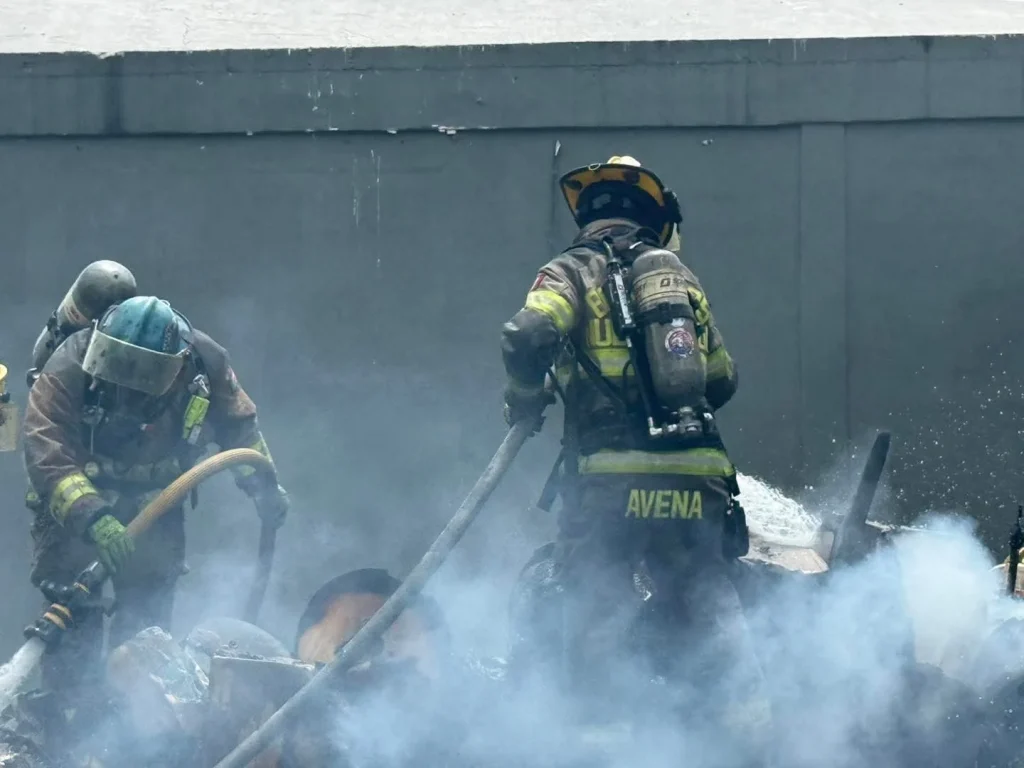 Se incendia camión y alcanza a Oxxo en Monterrey 1 706376888 1620858216715063 9036117249022905517 n