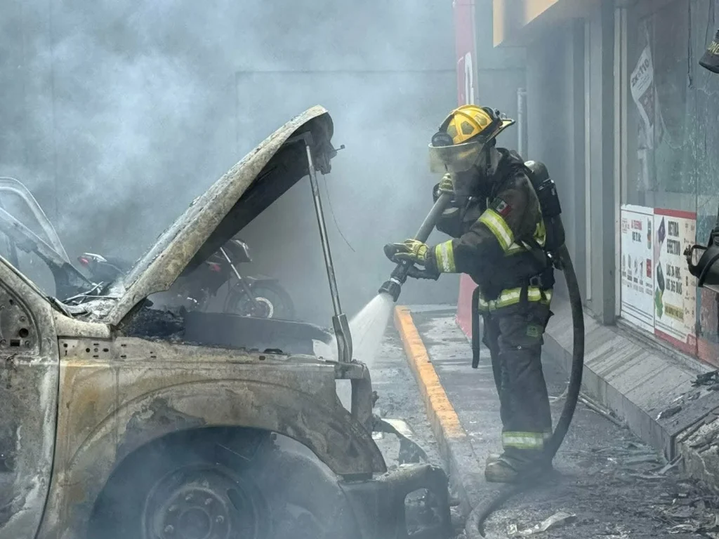 Se incendia camión y alcanza a Oxxo en Monterrey 5 706970915 1017063290681312 7900512048601244783 n