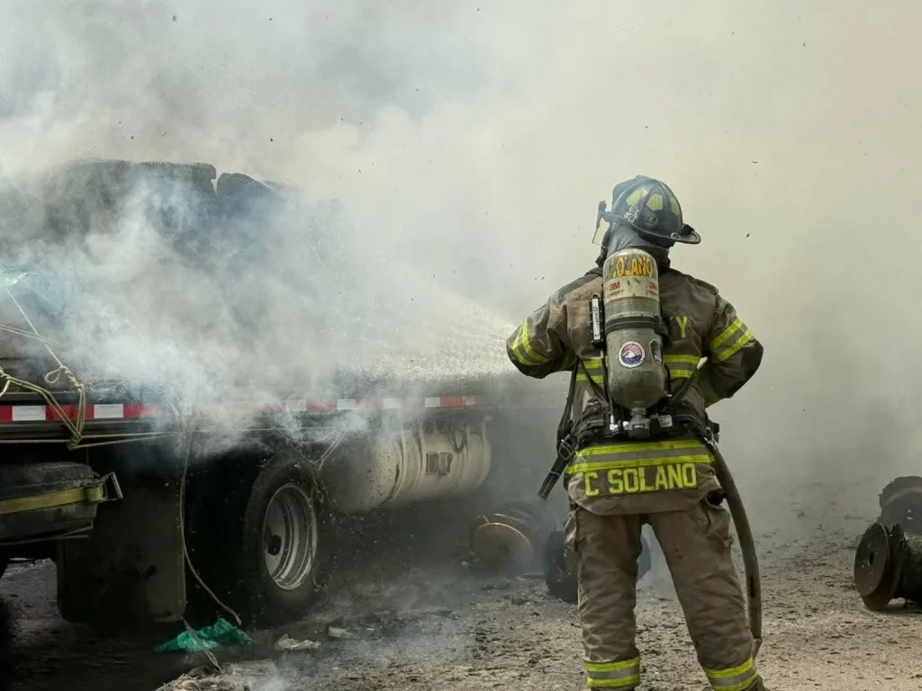 Se incendia camión y alcanza a Oxxo en Monterrey 4 706970915 1549987166562296 774659055233976673 n