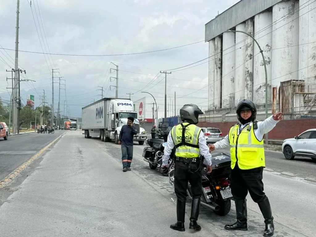 Se incendia camión y alcanza a Oxxo en Monterrey 2 709762401 1018939017379136 4036043937510848150 n