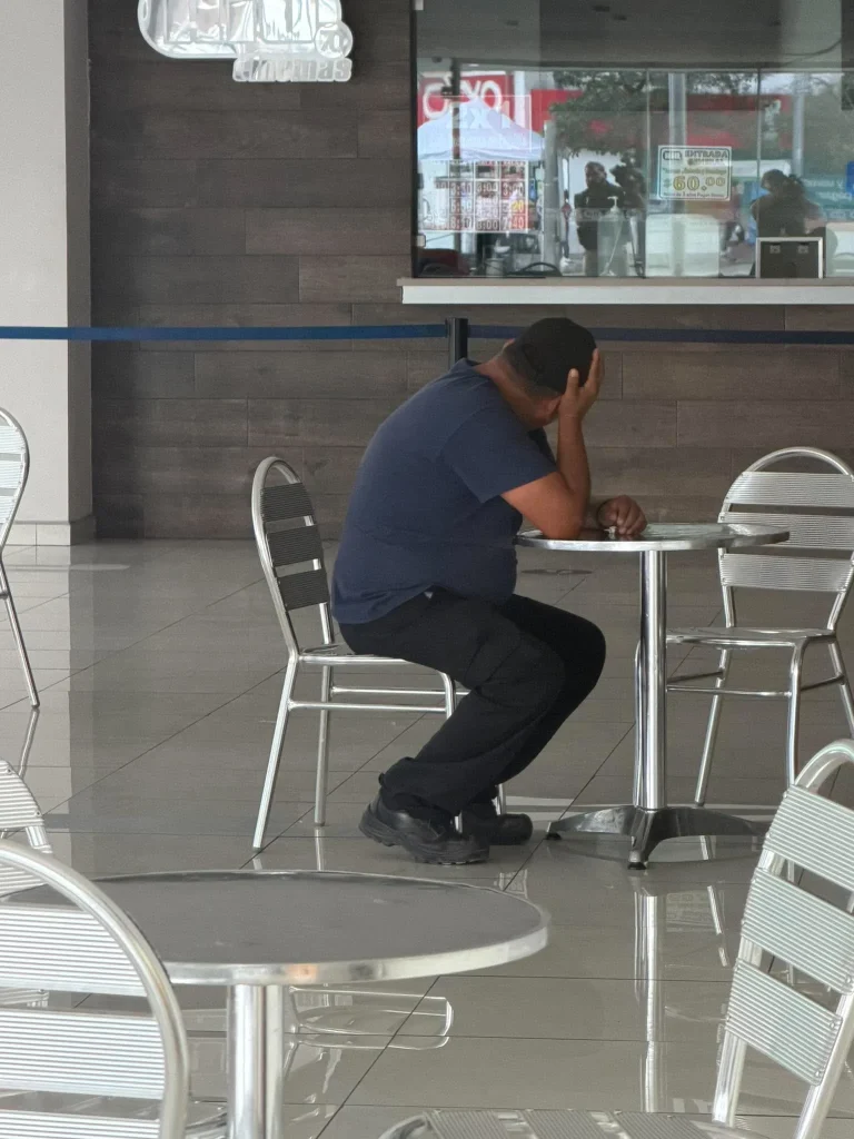 Hombre se duerme en cine y es rescatado doce horas después 2 713523148 1707471873936417 8302706998717429907 n
