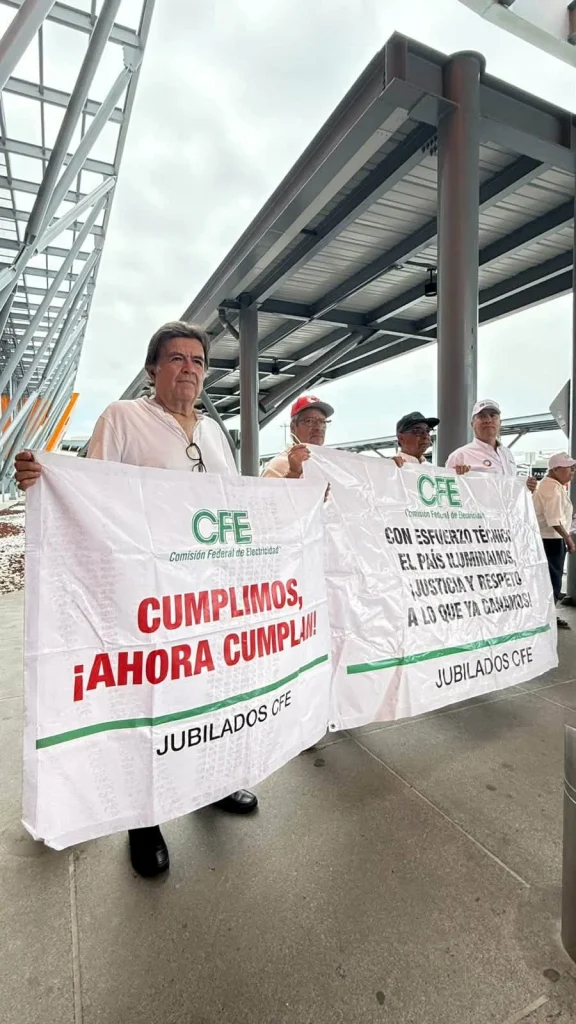 Protestan jubilados federales en el Aeropuerto de Monterrey 1 714403140 2410844402676131 2463270908765157306 n