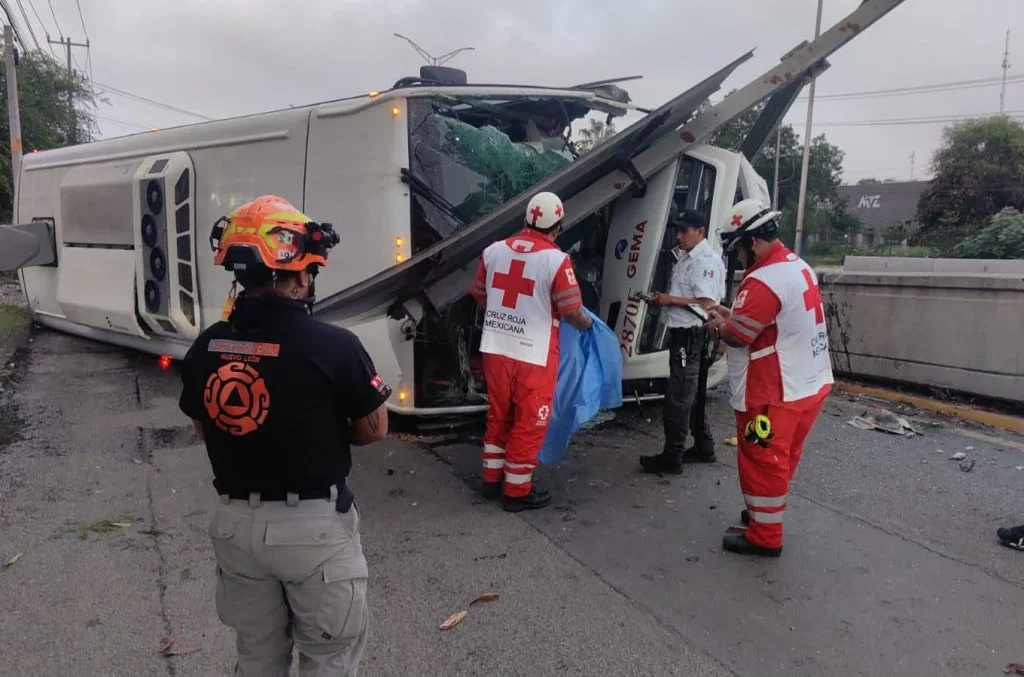 Muere conductor tras volcadura de camión de personal en Escobedo 2 716069902 1646374763245555 9037411073142843864 n
