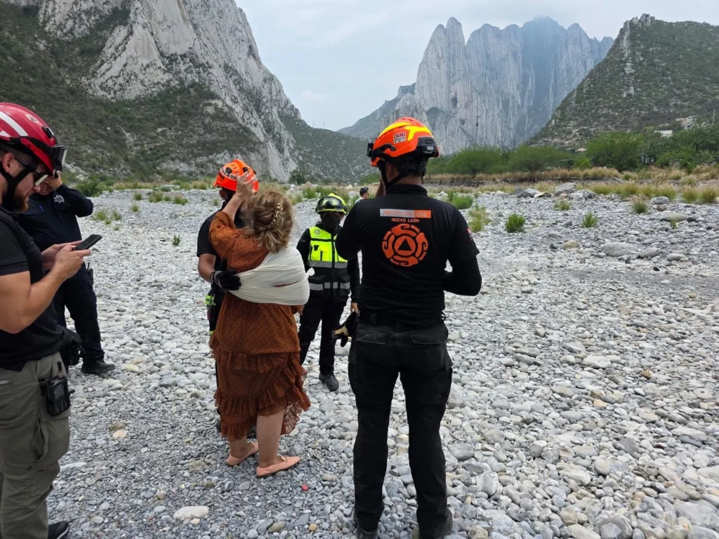 Auxilian a mujer lesionada durante recorrido en La Huasteca 1 716353587 1462281565939214 1220642781952342395 n