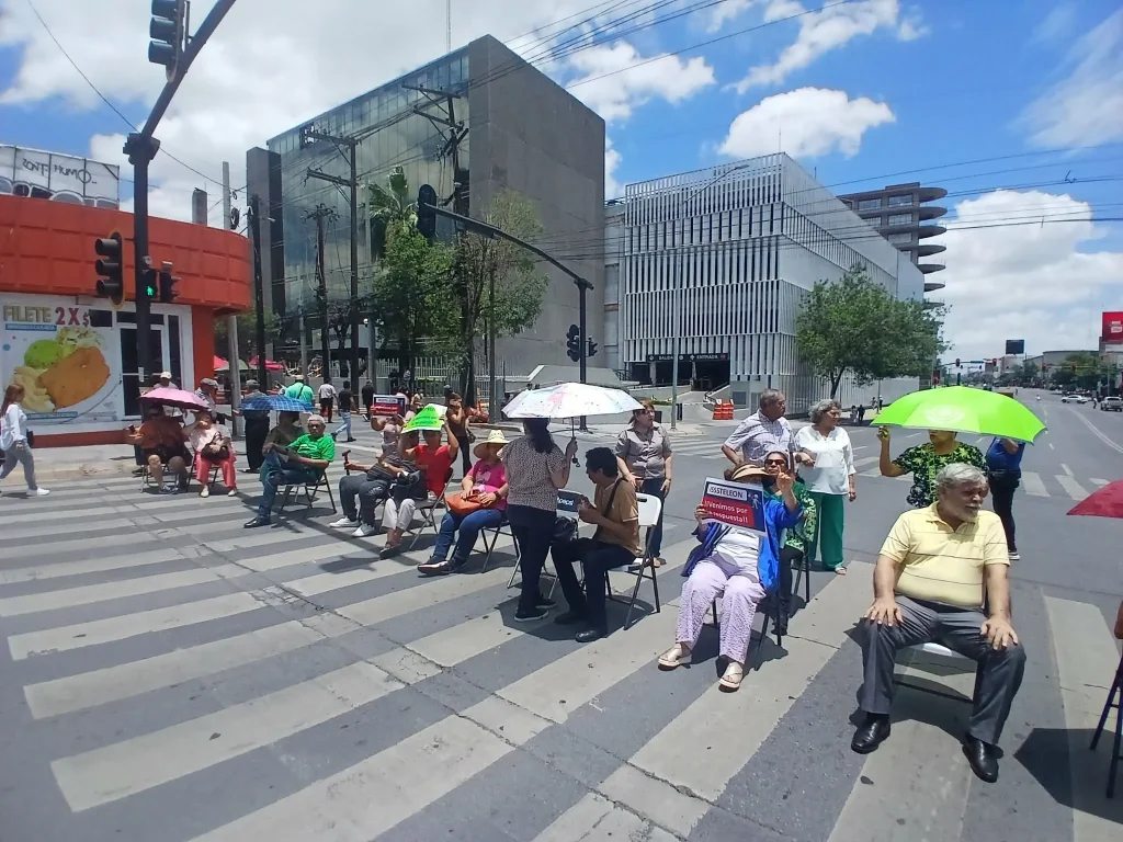 Bloquean jubilados del Isssteleon avenidas del centro de Monterrey, colapsan vialidad 7 716921478 4191731617803512 8886881925124481871 n