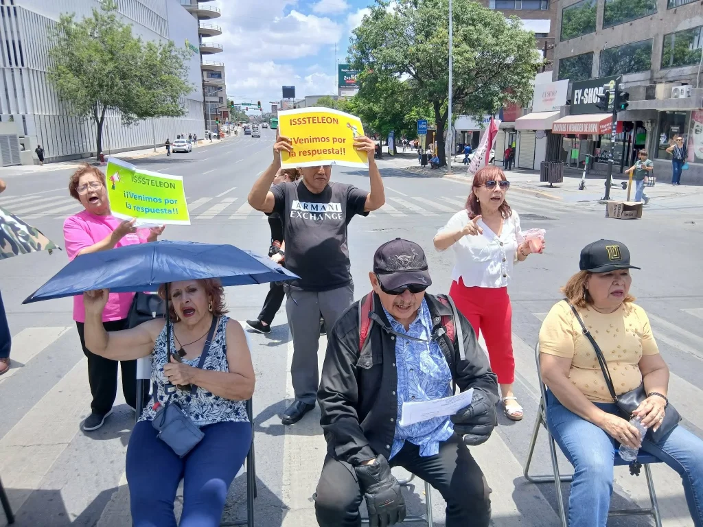 Bloquean jubilados del Isssteleon avenidas del centro de Monterrey, colapsan vialidad 5 717115040 1550882666664480 8877014979755996524 n