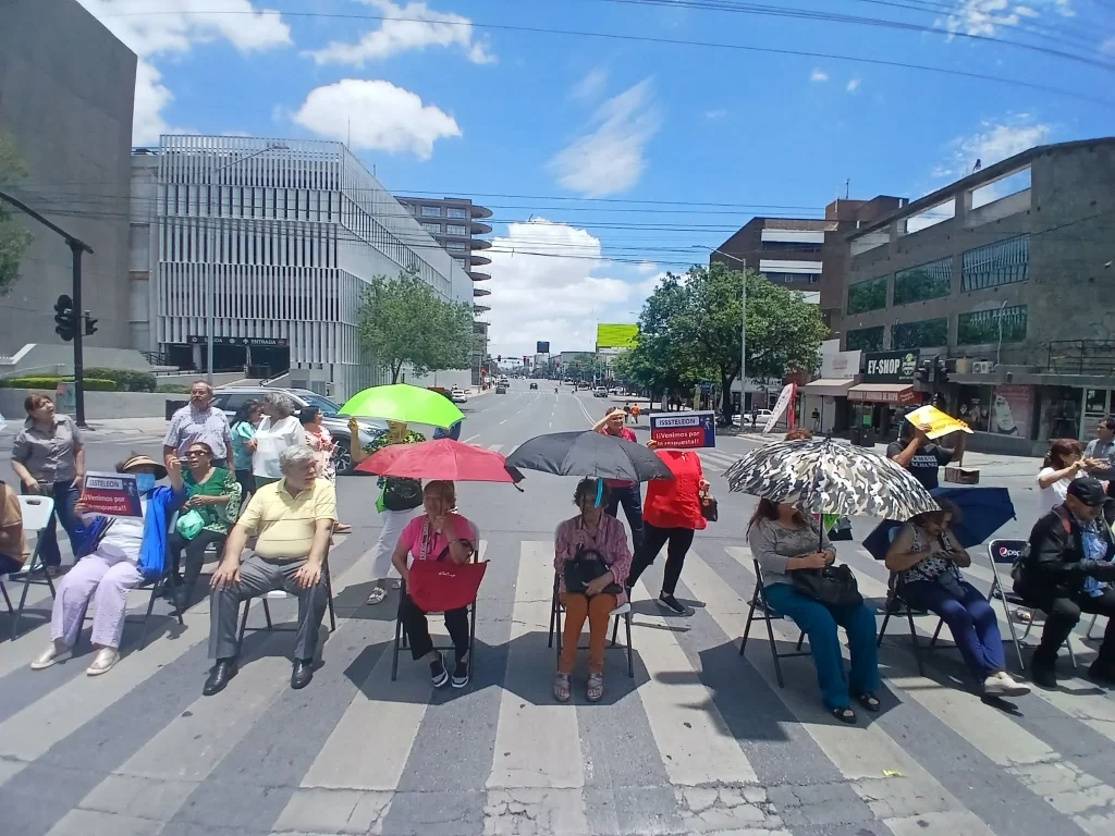 Bloquean jubilados del Isssteleon avenidas del centro de Monterrey, colapsan vialidad 6 718098598 978449488321251 546465713867951903 n