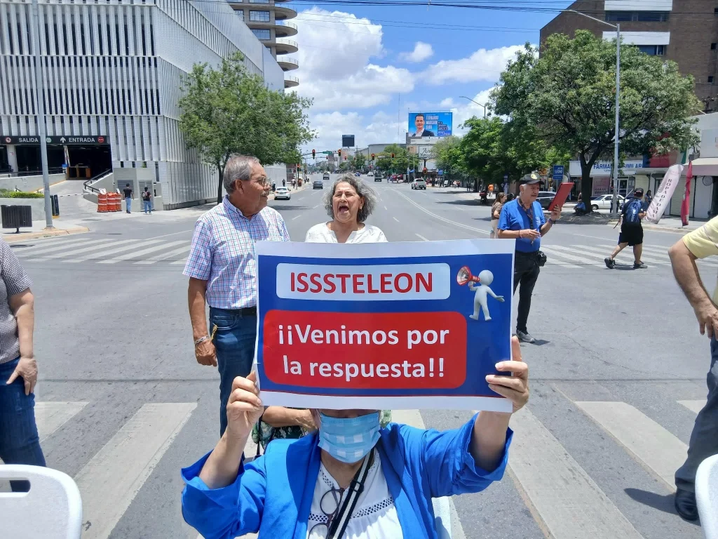 Bloquean jubilados del Isssteleon avenidas del centro de Monterrey, colapsan vialidad 4 718220954 881035311000249 3752858075792505822 n