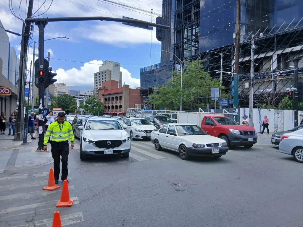 Bloquean jubilados del Isssteleon avenidas del centro de Monterrey, colapsan vialidad 2 718867835 1301549148768454 3776181973556602173 n