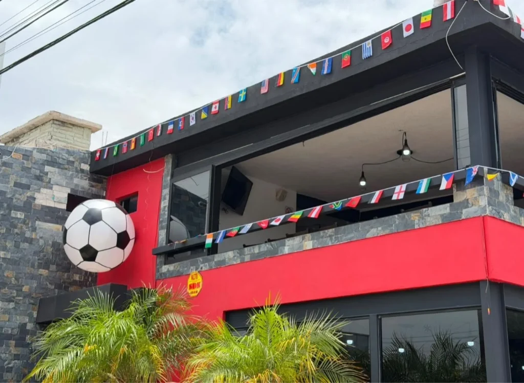 Exhiben a ladrón de balón decorativo colocado en restaurant 1 718906627 1397915495718821 4508101653808816374 n