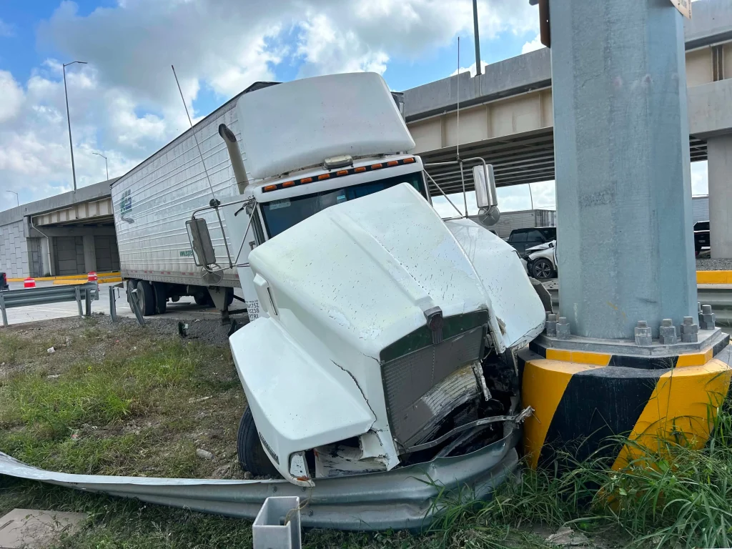 Choque entre tráiler y camioneta deja cuatro lesionados en el Puente Pharr 2 719689406 1704426124214345 7278149798596688870 n