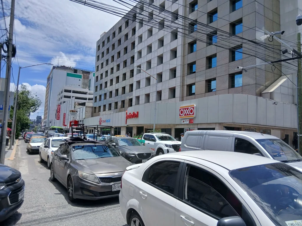Bloquean jubilados del Isssteleon avenidas del centro de Monterrey, colapsan vialidad 1 721051275 1305471584594715 4045228500873985635 n