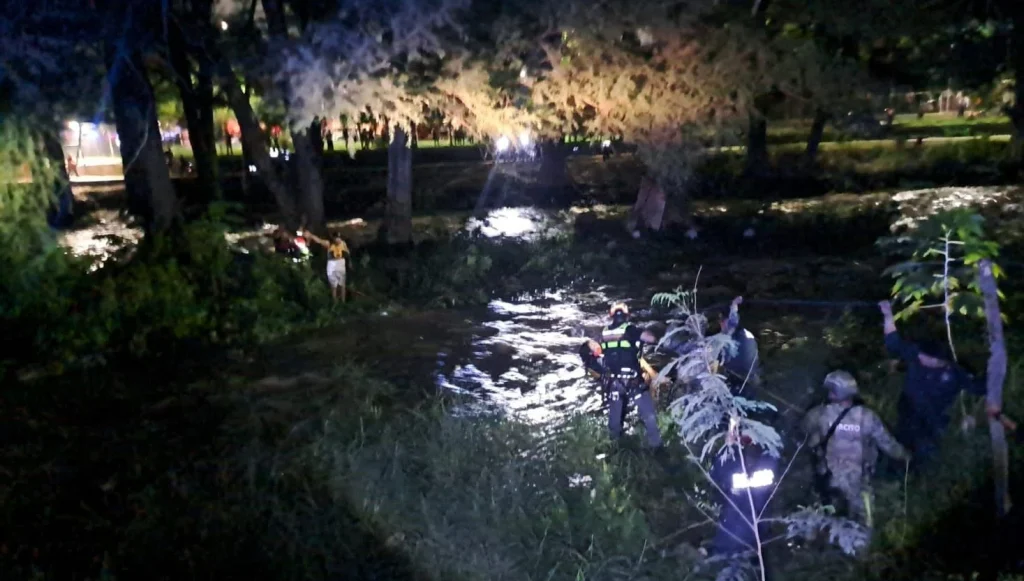 Rescatan a familia varada por la corriente en el Parque Río La Silla 1 722664141 1531361611691197 5471625742805692533 n