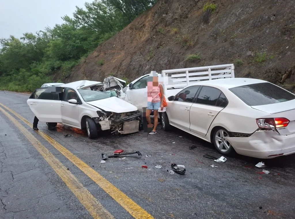 Accidente múltiple en la Carretera Federal 85 deja un muerto y 10 lesionados 1 723767666 1527143515631014 4739165849333313514 n
