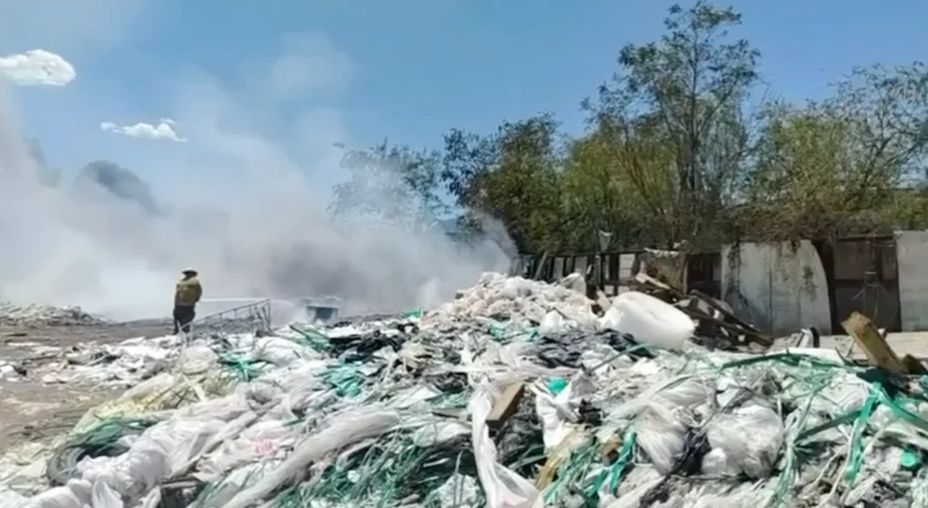 Se incendia recicladora de plásticos en límites de Escobedo y Salinas Victoria 1 724142761 991127343830591 845725123560583629 n