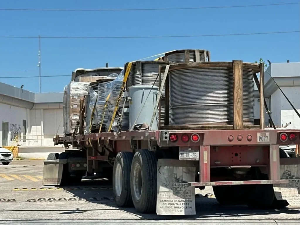 Llegan camiones con material eléctrico para reforzar trabajos de CFE en Matamoros 2 724390285 1753703762654642 7678535324140057353 n