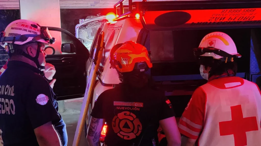 Vehículo cae tres niveles de estacionamiento 1 724631139 1005029058593083 4372427830501525506 n