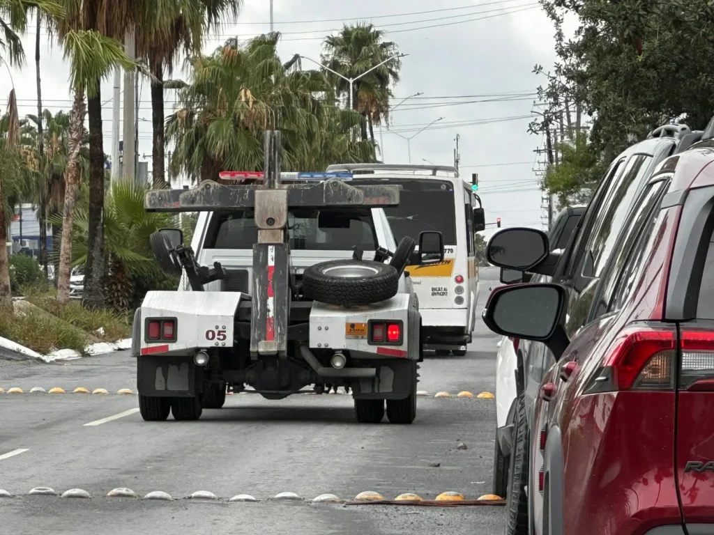 Una de cal… Remolcan vehículos de cuatro agentes de Tránsito por no contar con placas 1 724831809 2442069016297256 4976563520948516891 n