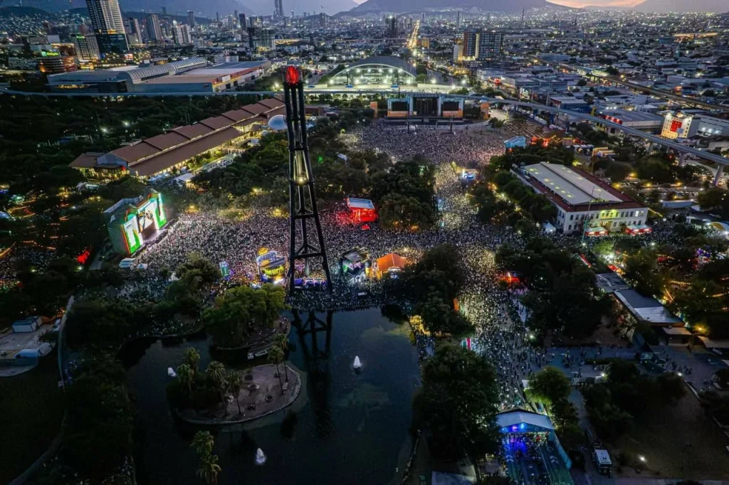Más de 100 mil aficionados celebran triunfo de México en Fundidora; reportan saldo blanco 3 725816357 1660185395252089 2234213450753817094 n
