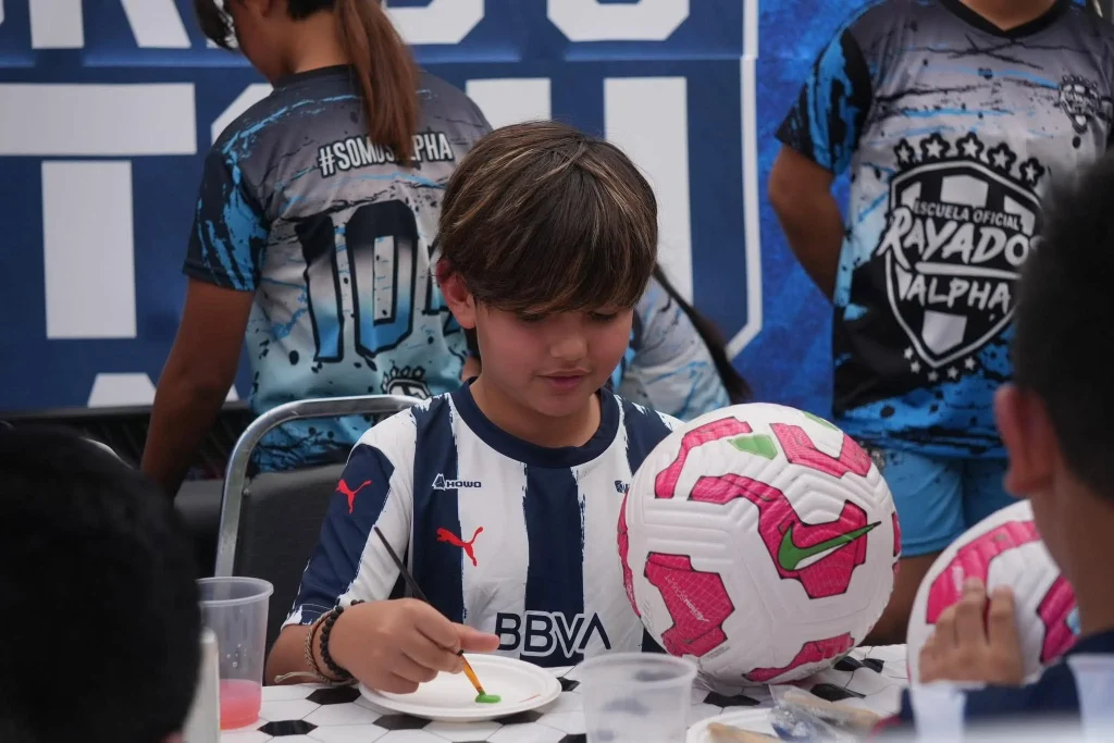 Rayados inaugura cancha de futbol en Plaza Hidalgo 7 727787590 2587027208421634 8374899472180497019 n