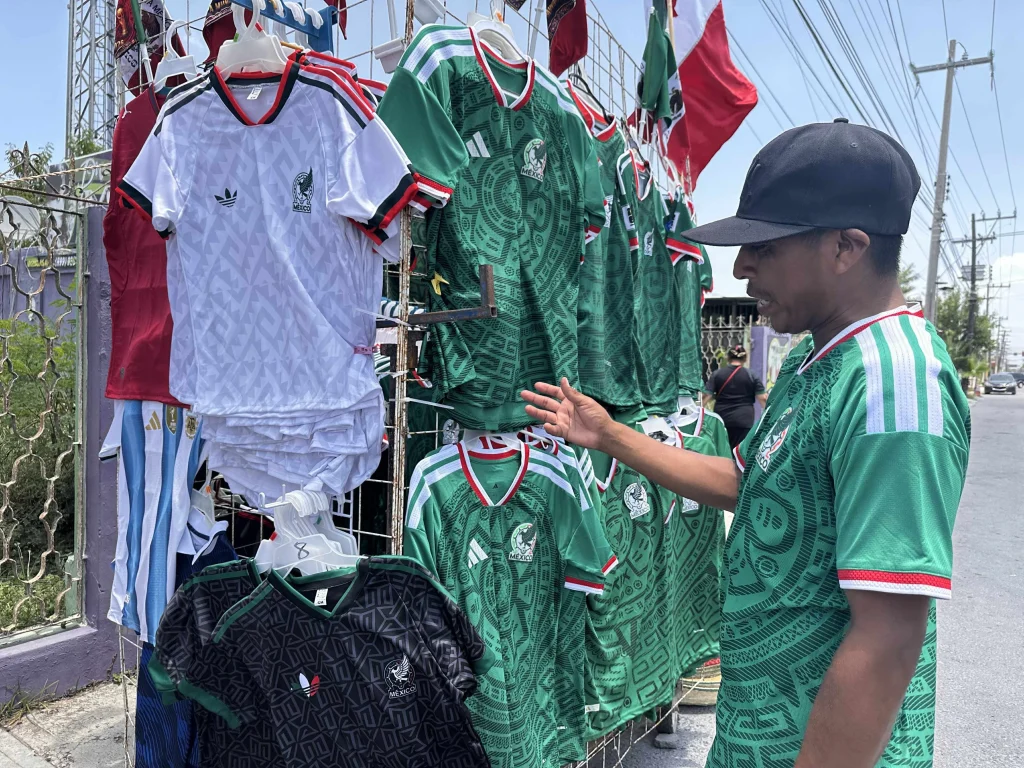 Ventas de artículos mundialistas repuntan en días de partido 2 727799963 1667209857664423 7167457062611143093 n
