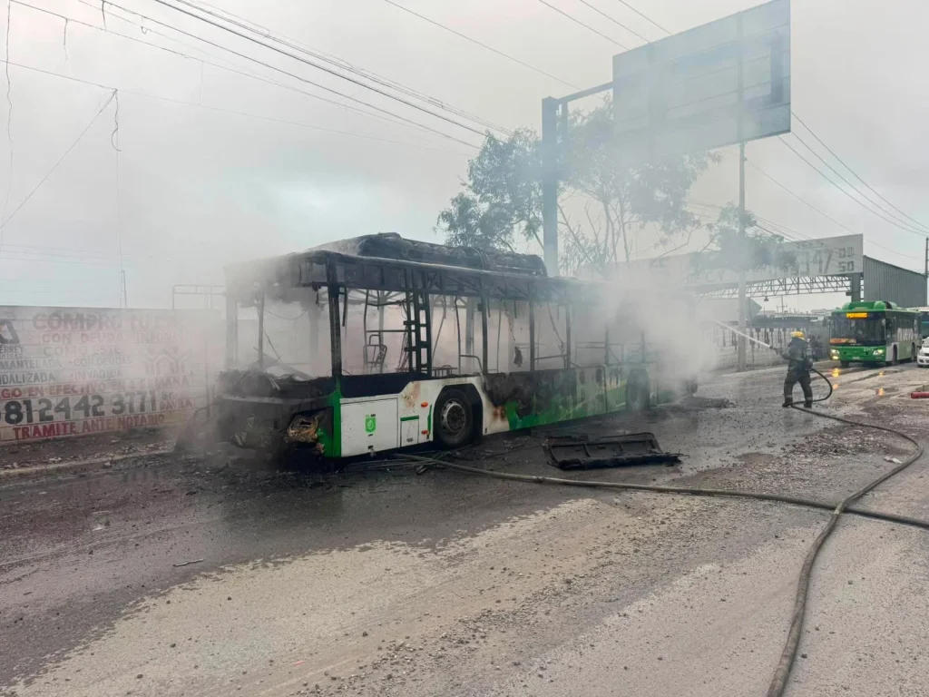 Autobús de pasajeros termina consumido por el fuego en Apodaca 1 728070096 1551580542998354 6525876111049442440 n