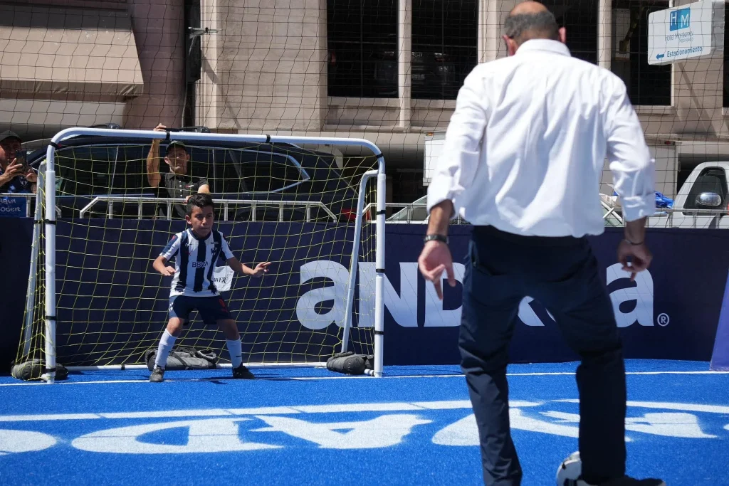 Rayados inaugura cancha de futbol en Plaza Hidalgo 3 728184247 27633476752952484 6602492918352815191 n