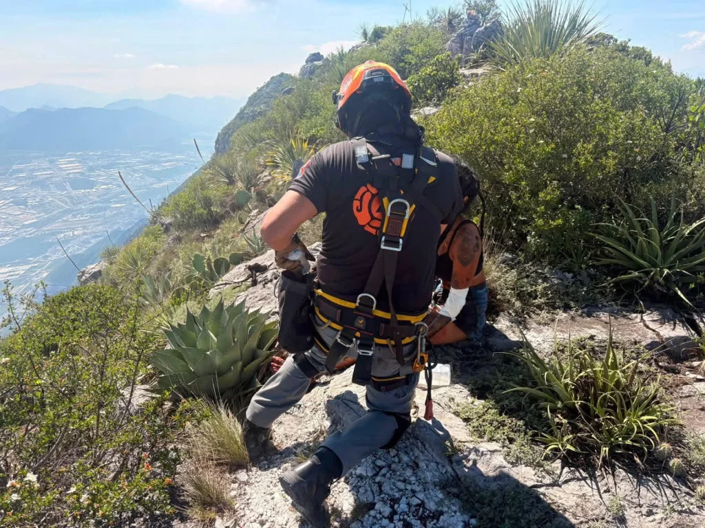 Rescatan a senderista en el Cerro de las Mitras 5 730783231 28089640953971805 2051387104747951953 n
