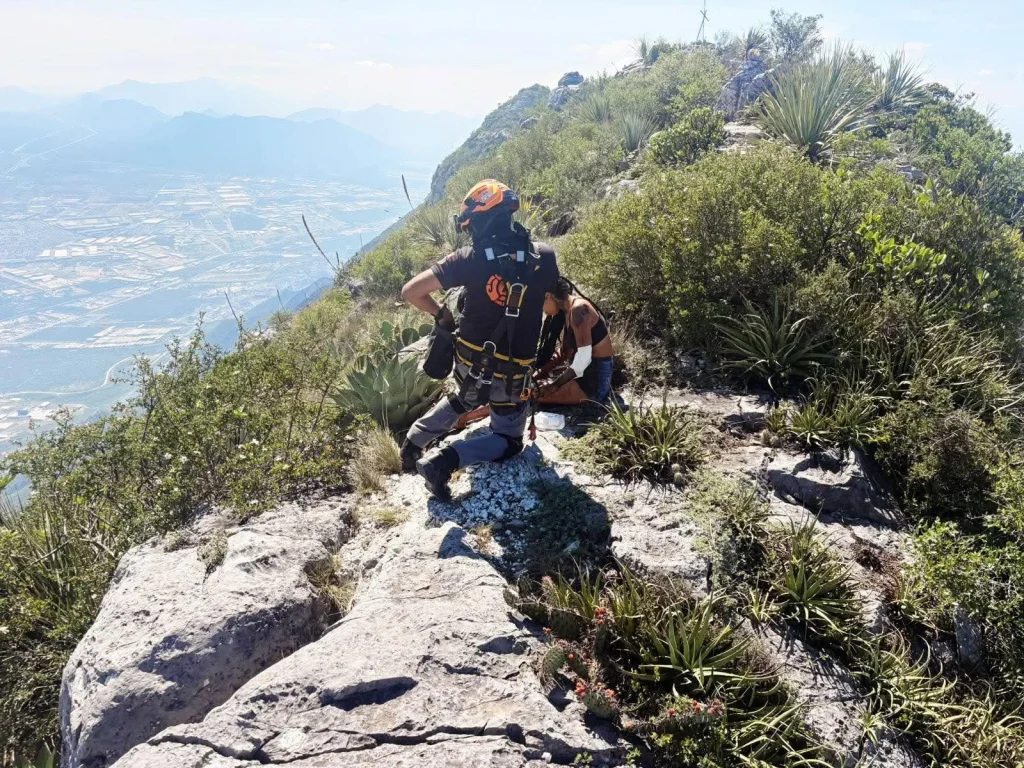 Rescatan a senderista en el Cerro de las Mitras 1 730783231 976294765231559 4226466303973584534 n