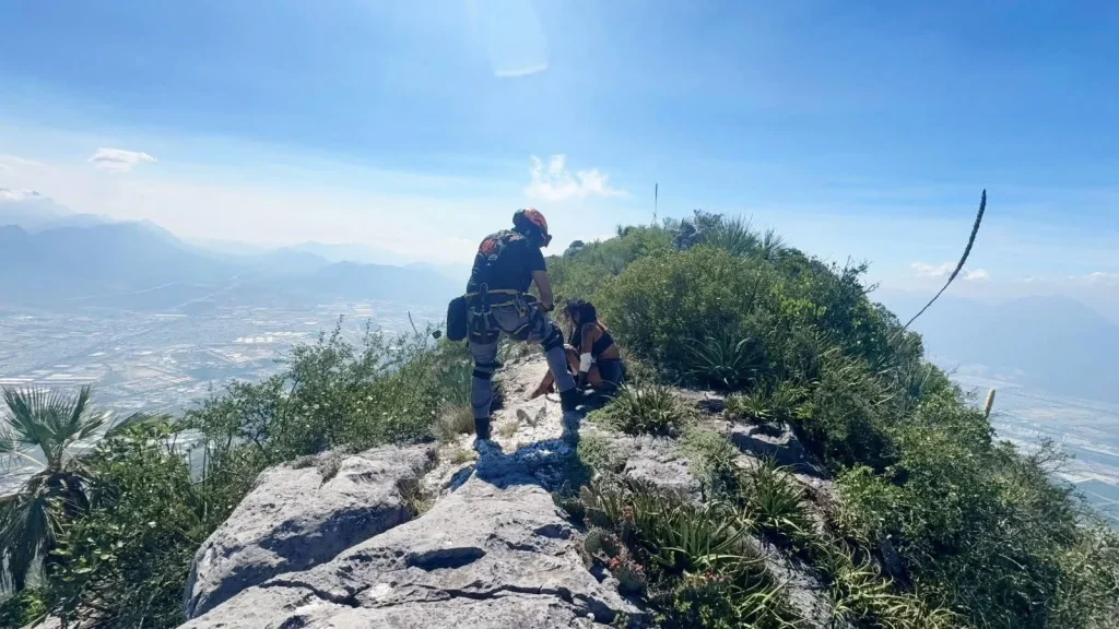 Rescatan a senderista en el Cerro de las Mitras 2 731334498 4345636478982819 606055681843935619 n