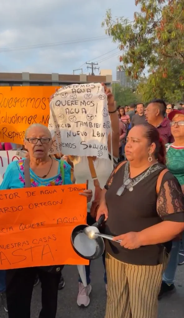 Regresan colonos y alcalde de García a plantón en Agua y Drenaje 1 732706549 1007307178880938 6902339971529829974 n