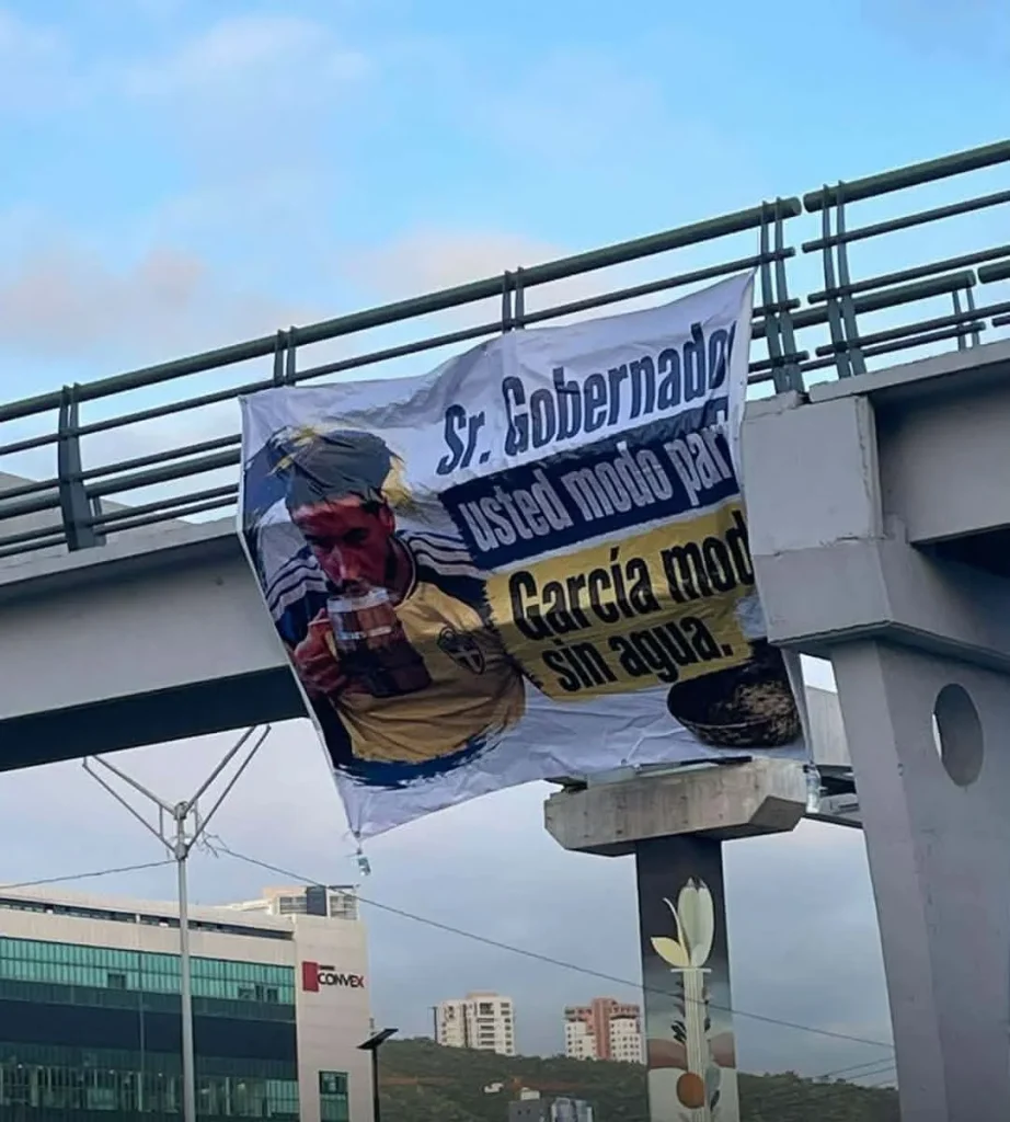 Reclaman con lonas a Samuel García por desabasto de agua en García 1 733963681 1585147783239944 2604139180842656254 n