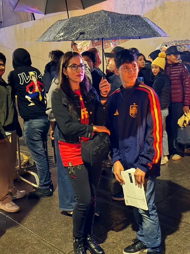 Aguantan la lluvia para recibir a la selección de España en Puebla 3 7c7311e0 4562 434f 8fb0 093839e320cc