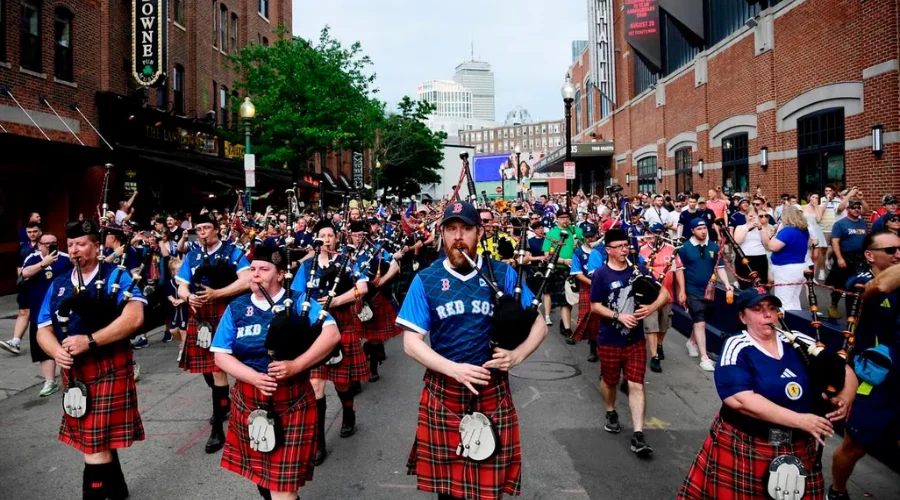 Aficionados de Escocia terminan cerveza de Boston