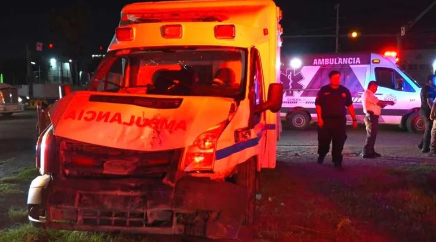 Ambulancia queda fuera de servicio tras accidente en Escobedo