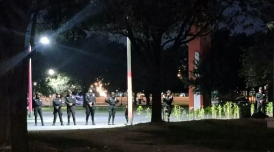 Autoridades de Nuevo León investigan la muerte de un hombre cuyo cuerpo fue localizado flotando la noche del domingo en el área del embarcadero del Paseo Santa Lucía, en el centro de la ciudad.