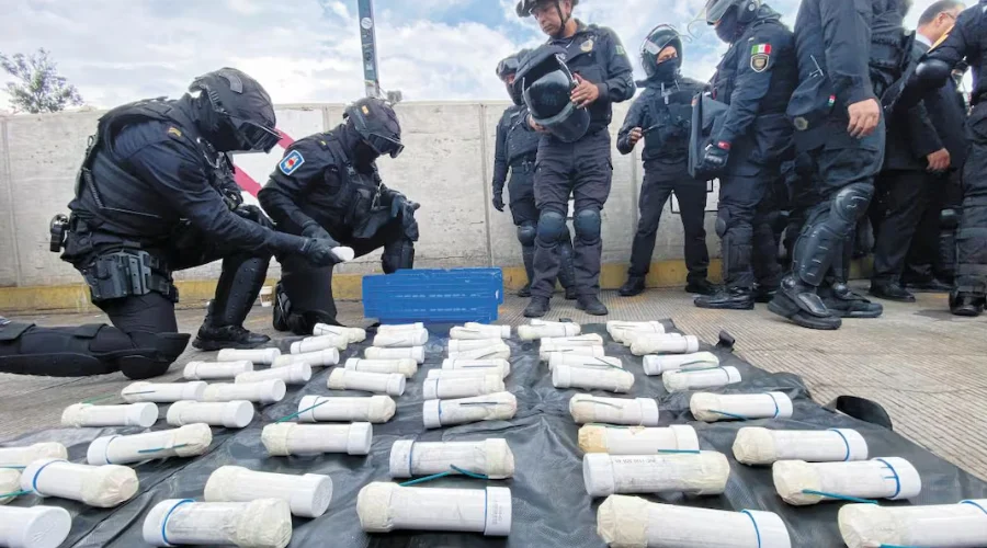 Autoridades federales y capitalinas aseguraron 59 presuntos artefactos explosivos en uno de los 17 autobuses en los que se trasladaban los padres de los 43 estudiantes desaparecidos de Ayotzinapa