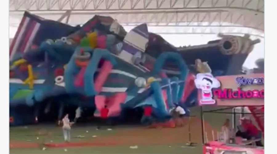 Fuertes vientos colapsan brincolín con niños adentro (VIDEO) 1 BRINCOLIN 12aa