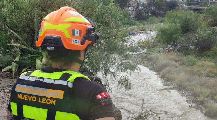 Buscan a hombre arrastrado por corriente de río Pesquería
