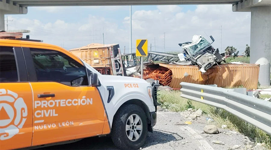 Cae tráiler de puente en Salinas Victoria; conductor sobrevive 1 CHOQUE 88a