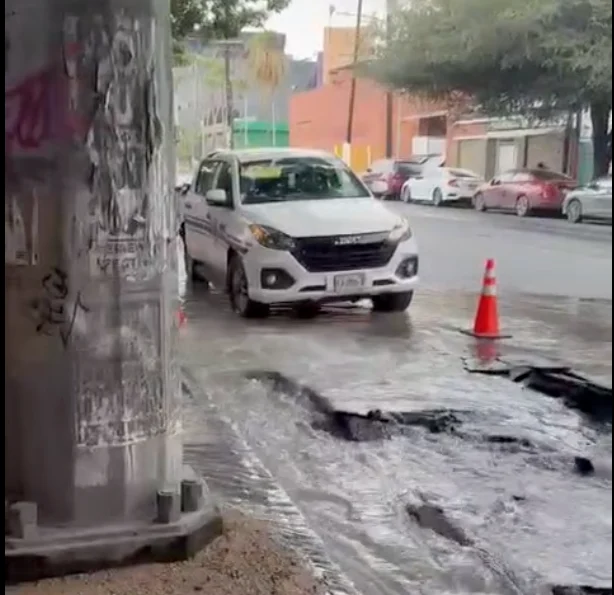 Se desperdician miles de litros de agua potable por mega fuga 1 Captura de Pantalla 2026 06 12 a las 11.14.17