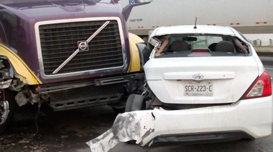 Choque entre tráileres deja seis lesionados y provoca caos vial en la Carretera a Laredo