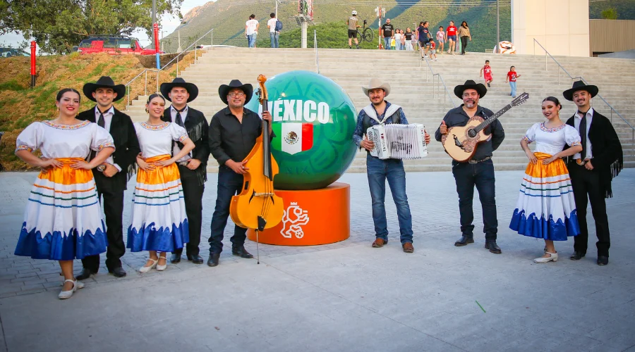 Con acordes norestenses familias neolonesas disfrutaron en el día del padre de las melodías en el acordeón de Tanguma Jr y la Orquesta Bing Bang UANL, como parte de la programación mundialista en