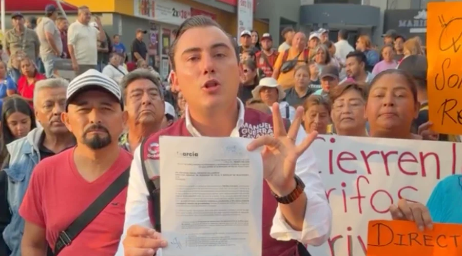 De nueva cuenta, residentes del municipio de García encabezados por el alcalde, Manuel Guerra Cavazos, realizaron un plantón en el exterior de las oficinas de Agua y Drenaje de Monterrey (AyD) par