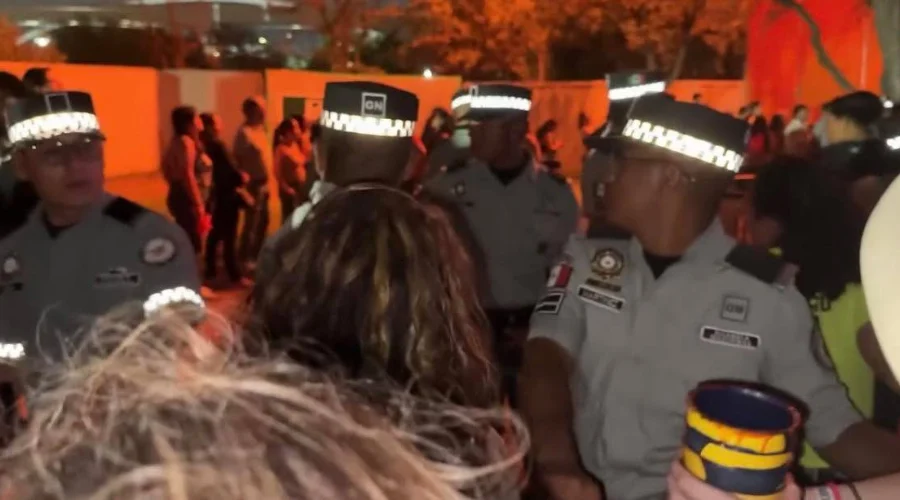 Decenas de personas manifestaron su inconformidad luego de que presuntamente se les negara el acceso a una zona preferencial de un evento relacionado con el Mundial 2026, pese a haber pagado entre