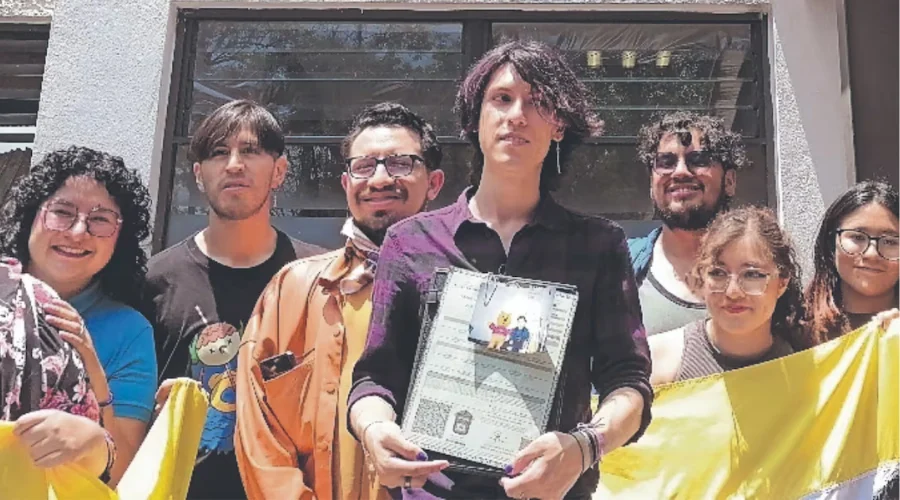 Después de 30 años Dany logró obtener su acta de nacimiento para personas no binarias, con ello se convierte en la primera persona en obtener este tipo de documento en el Estado de México.