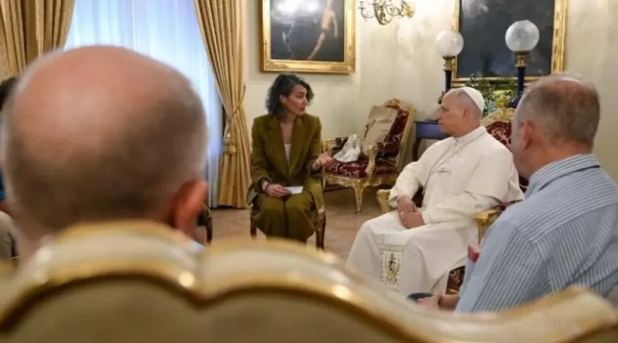 El Papa León XIV se reunió hoy en Madrid con seis víctimas de abusos sexuales en el seno de la Iglesia durante una hora, a quienes mostró su cercanía y la de toda la comunidad eclesial, informó la
