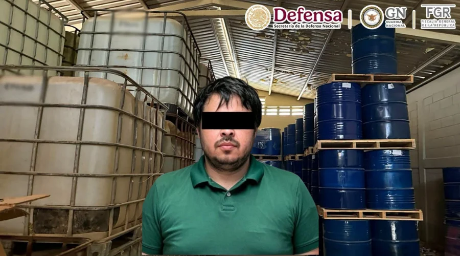 Elementos de la Guardia Nacional (GN), Ejército y de la Fiscalía General de la República (FGR) realizaron el aseguramiento de un inmueble en Los Mochis, Sinaloa, donde incautaron 24 mil 409 litros