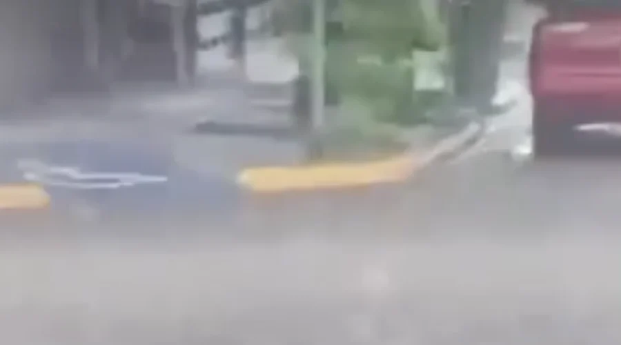 Lluvia fuerte y caída de granizo sorprenden en Apodaca La tarde de este viernes 19 de junio se registró una intensa lluvia acompañada de caída de granizo en el municipio de Apodaca, específicamen