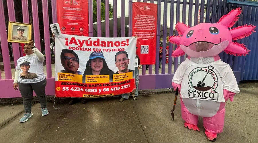 Madres buscadoras protestan durante exhibición del trofeo mundialista